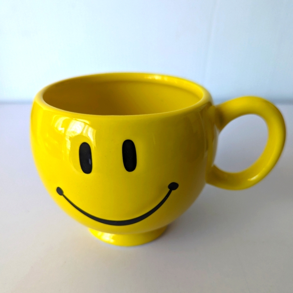 Smiley Face Large Emoji Mug 22oz Yellow Happy NEW